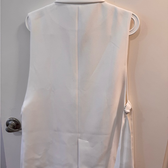 Elegant White Sleeveless Blazer Vest - Picture 4 of 4